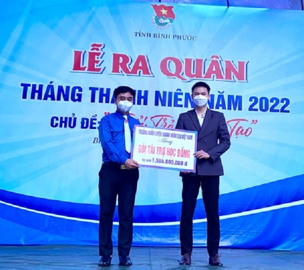 Anh Lục Văn Phương - Gi&aacute;m đốc Dự &aacute;n hướng nghiệp to&agrave;n quốc, Trường Huấn luyện Doanh nh&acirc;n CEO Việt Nam (phải) trao bảng tượng trưng c&aacute;c nguồn lực hỗ trợ cho học sinh B&igrave;nh Phước
