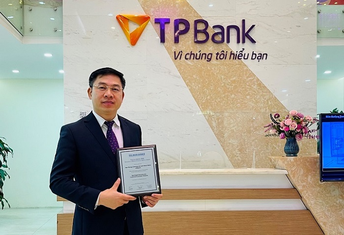 Ông Đinh Văn Chiến - Phó Tổng Giám đốc TPBank nhận giải thưởng The Asian Banker