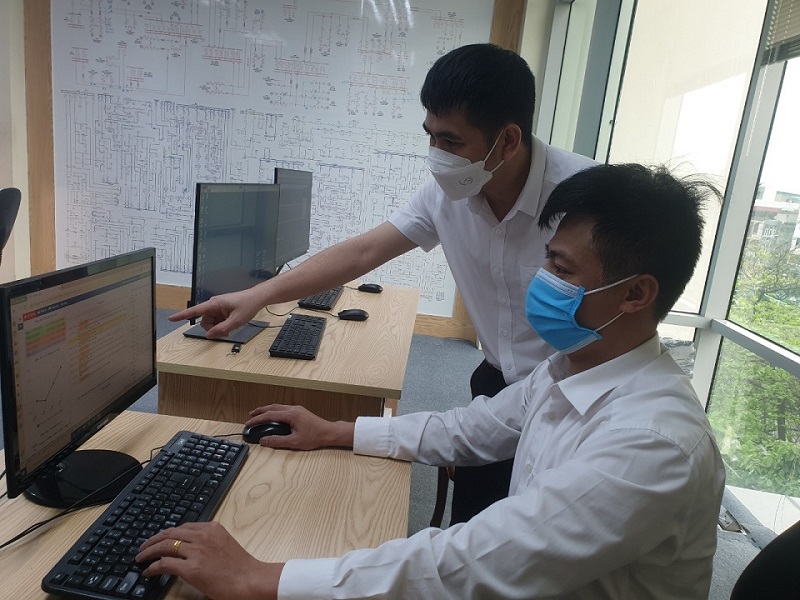Các Điều độ viên thực hiện nhập dữ liệu phân hệ số nhật ký vận hành điện tử tại Trung tâm Điều khiển xa Quảng Ninh