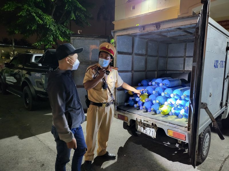 Lực lượng Cảnh sát Giao thông Công an TP Đà Nẵng bắt quả tang 2 xe ô tô chở 80 bình khí cười loại lớn cung cấp cho các vũ trường, quán bar.