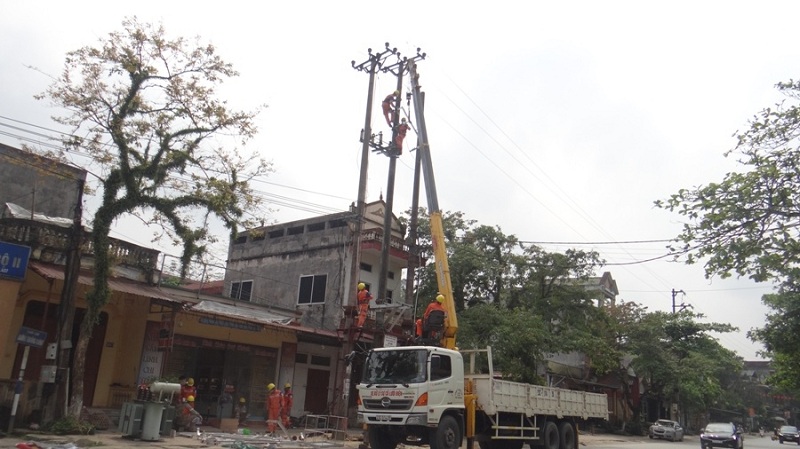 Công nhân Điện lực Bắc Quang khẩn trương cải tạo, sửa chữa lưới điện trước mùa nắng nóng