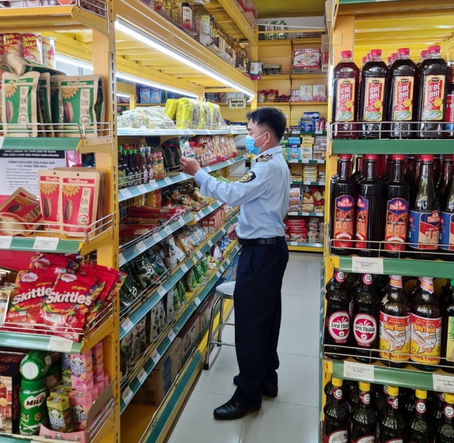 Cán bộ Đội Quản lý thị trường số 1 đang kiểm tra các mặt hàng tiêu dùng không niêm yết giá tại cửa hàng Bách Hóa Xanh Ninh Thuận số 2 ở thành phố Phan Rang – Tháp Chàm. Nguồn: Cục Quản lý thị trường tỉnh Ninh Thuận