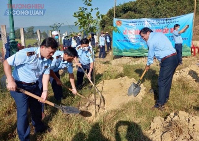 Cán bộ, , công chức, người lao động Cục QLTT Phú Yên đang ra quân trồng 1.000 cây xanh.