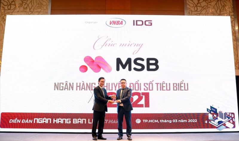 Đại diện MSB nhận giải thưởng 