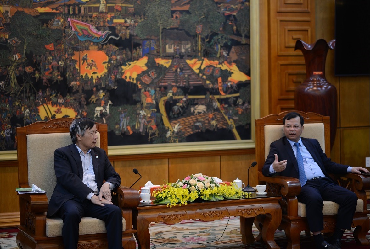 Ông Nguyễn Ngọc Trọng - Phó TGĐ Bamboo Airways (trái) trao đổi với ông Phan Thế Tuấn – Phó Chủ tịch UBND tỉnh Bắc Giang trong khuôn khổ hội nghị