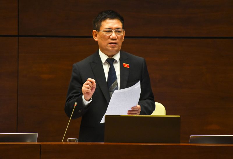 Bộ trưởng Bộ Tài chính Hồ Đức Phớc giải trình, làm rõ một số vấn đề các đại biểu Quốc hội quan tâm. Ảnh Quochoi.vn