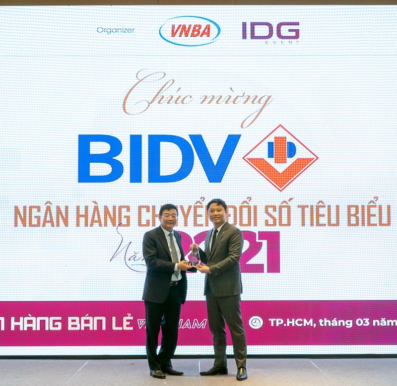 Đại diện BIDV nhận giải thưởng Ngân hàng chuyển đổi số tiêu biểu