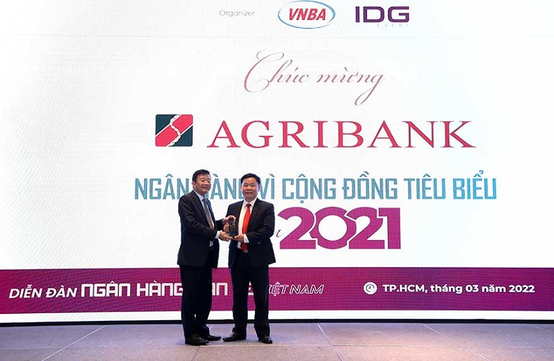 Ông Nguyễn Quốc Hùng (trái) - Tổng Thư ký Hiệp hội Ngân hàng Việt Nam trao tặng Agribank Giải thưởng “Ngân hàng tiêu biểu vì cộng đồng năm 2021”