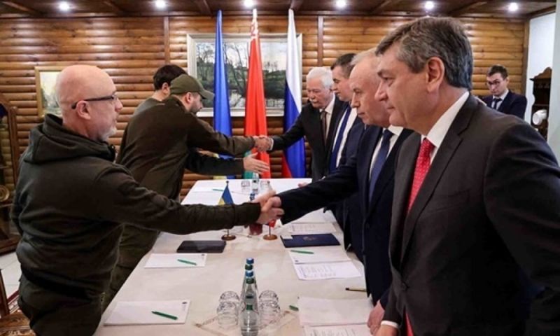 Các quan chức Nga và Ukraine tham gia cuộc đàm phán lần hai tại khu vực Brest, Belarus, ngày 03/03. Ảnh Reuters