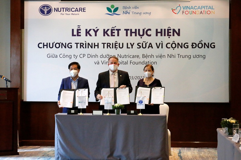 Bà Vũ Thị Thuận (Chủ tịch Quỹ Đầu tư và Phát triển Nutricare), ông Trịnh Ngọc Hải (PGĐ Bệnh viện Nhi Trung ương) và ông Rad Kivette (TGĐ VCF) ký kết thỏa thuận hợp tác thực hiện chương trình
