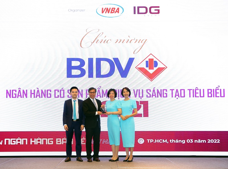 Đại diện BIDV nhận giải thưởng Sản phẩm dịch vụ sáng tạo tiêu biểu