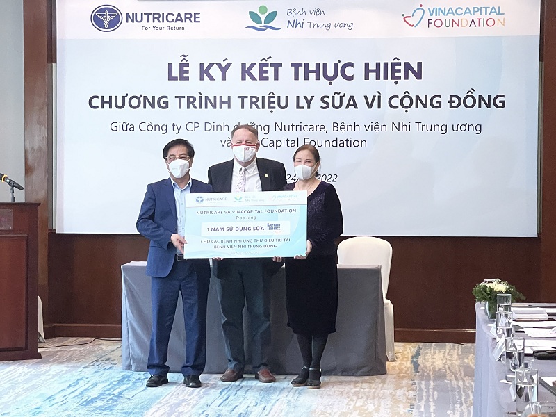 Bà Vũ Thị Thuận trao bảng tài trợ tượng trưng cho ông Rad Kivette và ông Trịnh Ngọc Hải