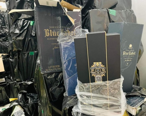 Nhiều loại rượu gắn nh&atilde;n m&aacute;c nước ngo&agrave;i được ph&aacute;t hiện tại kho h&agrave;ng của b&atilde;i xe 45 Đinh Liệt, Đ&agrave; Nẵng