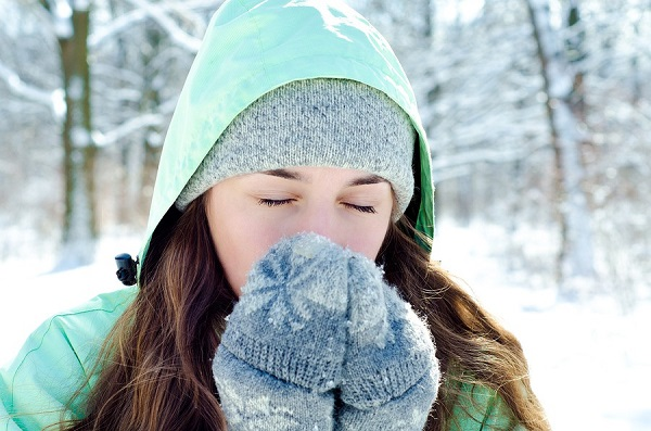 Giữ ấm cơ thể khi ra ngoài trời lạnh để phòng tránh đột quỵ