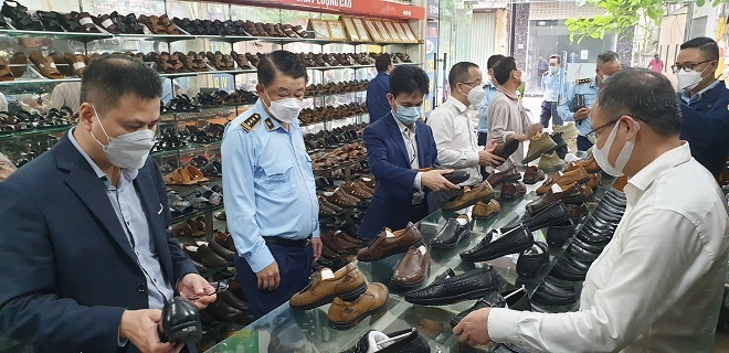 Đoàn công tác của BCĐ 389 quốc gia và BCĐ 389 Hà Nội đi khảo sát tại làng nghề sản xuất giầy da tại xã Phú Yên