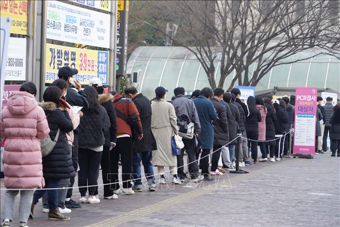 Người dân xếp hàng chờ xét nghiệm Covid-19 tại Seoul, Hàn Quốc ngày 09/03/2022 (Ảnh: THX/TTXVN)