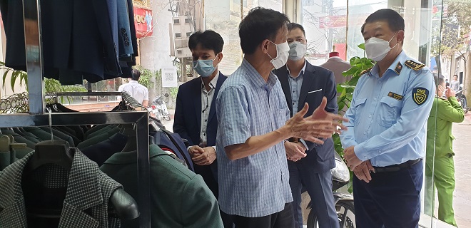 Đoàn công tác của BCĐ 389 quốc gia và BCĐ 389 Hà Nội đi khảo sát tại làng nghề sản xuất giầy da tại xã Phú Yên