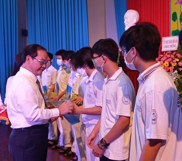 Ông Mai Ngọc Thuận, Phó Chủ tịch HĐND tỉnh trao thư khen và phần quà cho các thí sinh đạt giải