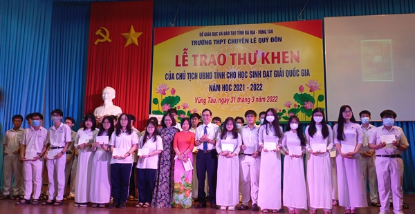 Bà Lữ Thị Trà Giang (giữa) , Hiệu trưởng Trường THPT chuyên Lê Quý Đôn cùng đại diện thầy cô giáo phụ trách đội tuyển và các thí sinh đạt giải