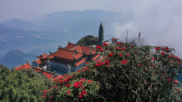 Đầu tháng 04 đến đỉnh thiêng Fansipan thực hành tín ngưỡng thờ Mẫu