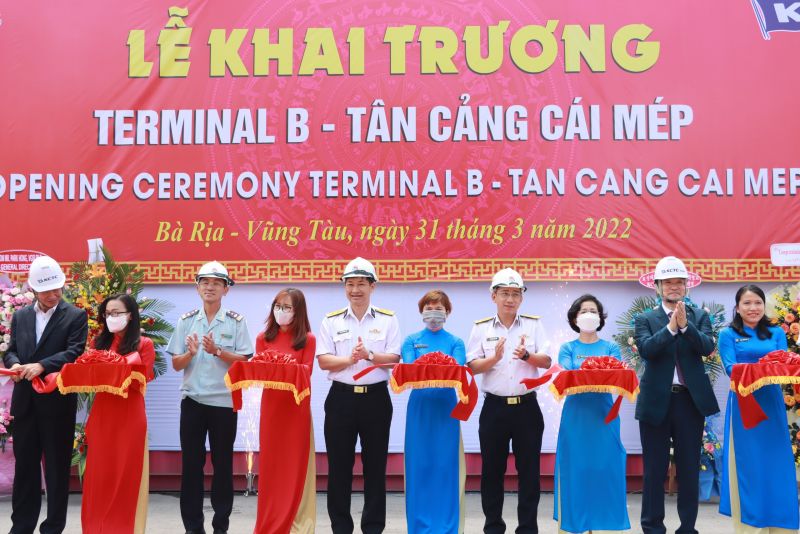 Lãnh đạo Công ty CP Tân Cảng - Cái Mép (TCCT) cùng Công ty TNHH KCTC Việt Nam cắt băng khai trương Terminal B - Tân Cảng Cái Mép. Ảnh: Trà Ngân