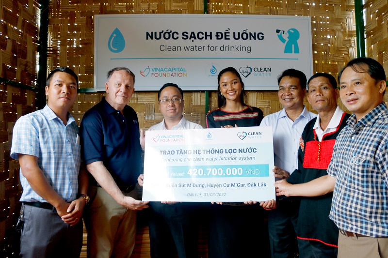 Đại diện VinaCapital Foundation và Dr. Water trao bảng tài trợ tượng trưng cho Đại diện Huyện Cư M'gar và Hoa hậu H'Hen Nie