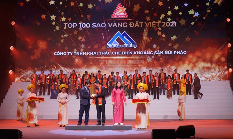 Đại diện NuiPhao Mining nhận Giải thưởng Sao Vàng đất Việt năm 2021