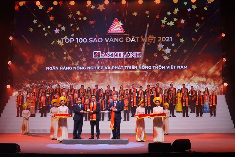 Đại diện Agribank nhận giải thưởng Sao Vàng Đất Việt