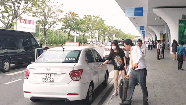 Các xe vào đón khách ở Sân bay quốc tế Đà Nẵng.