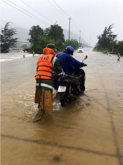 Đoạn đường qua xã Lộc Vĩnh (Phú Lộc) nước tràn qua đường