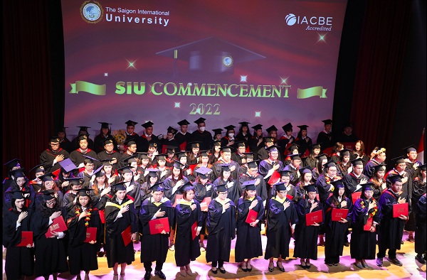Sáng nay 4/2, Đại học Quốc tế Sài Gòn (SIU) trao bằng tốt nghiệp cho 100 sinh viên