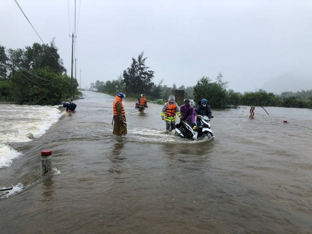 Mưa lớn ở Thừa Thiên Huế gây ngập lụt nhiều nơi, thuỷ điện xã lũ