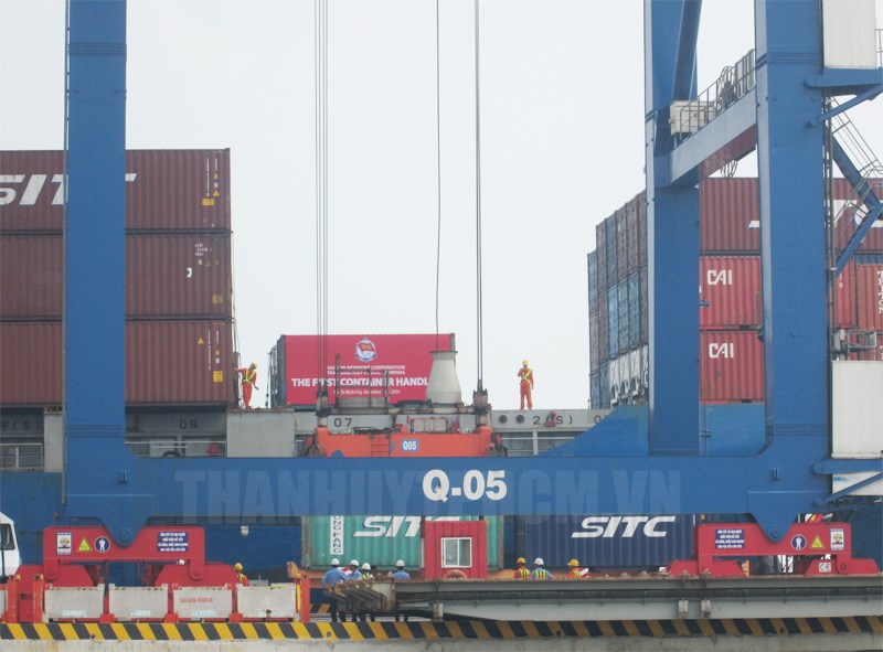 Trong hình là hàng hóa xuất nhập khẩu thông quan tại Cảng Hiệp Phước, huyện Nhà Bè, TPHCM.