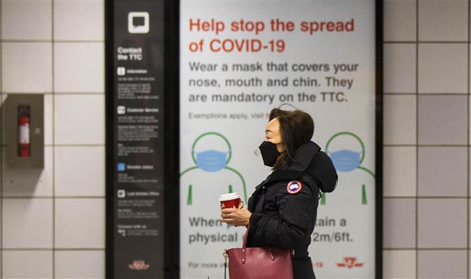Bảng yêu cầu người dân đeo khẩu trang phòng lây nhiễm Covid-19 tại Toronto, Canada, ngày 28/03/2022 (Ảnh: THX/TTXVN)