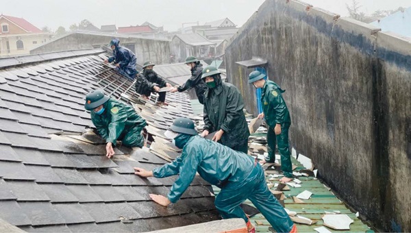 Các lực lượng hỗ trợ người dân Vinh Hiền (huyện Phú Lộc, tỉnh Thừa ThiênHuế) sửa chữa lại nhà cửa hư hỏng do gió lốc (Ảnh: Báo Thừa Thiên Huế)
