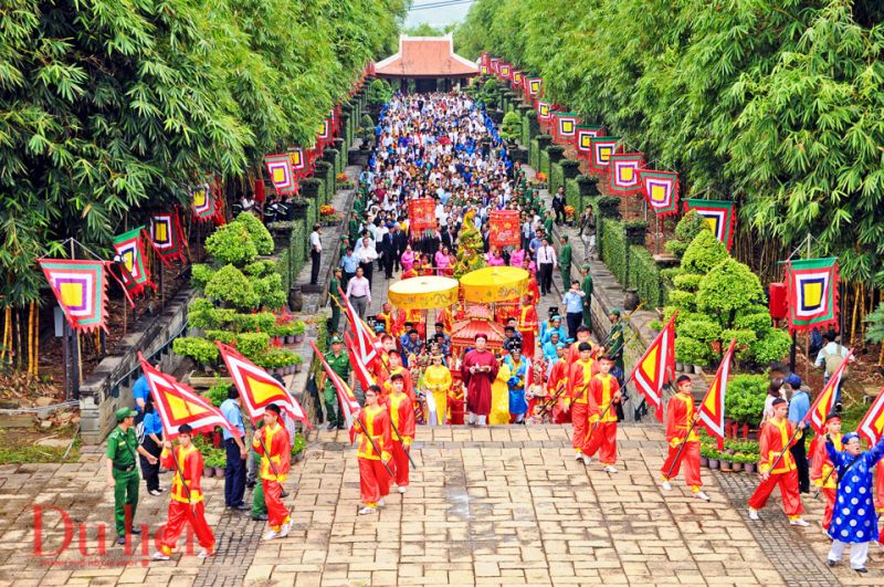 Ngày Giỗ Tổ Hùng Vương diễn ra vào ngày mồng 10/3 âm lịch hàng năm tại Đền Hùng, Việt Trì, Phú Thọ.