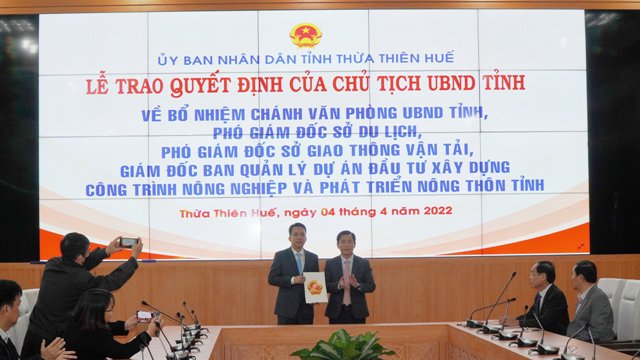 Chủ tịch UBND tỉnh Thừa Thiên Huế Nguyễn Văn Phương (bên phải) trao quyết định bổ nhiệm cho ông Trần Hữu Thuỷ Giang