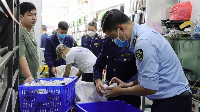 Phát hiện cơ sở sản xuất sạc điện thoại “rởm” thành hàng chính hãng