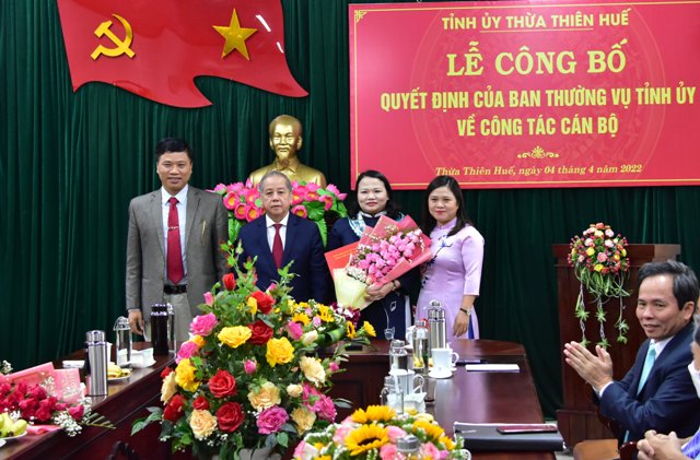 bà Lê Thị Thu Hương (đầu tiên bên phải) được điều động giữ chức Phó ban Tổ chức tỉnh uỷ Thừa Thiên Huế