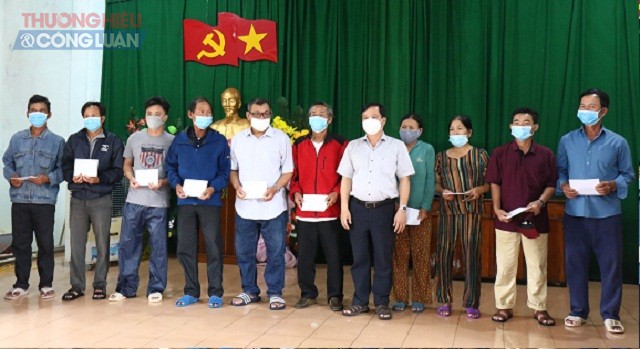 Hỗ trợ nhân dân khắc phục hậu quả do thiên tai gây ra là một trong những nhiệm vụ, giải pháp mà UBND tỉnh đề ra trong quý II/2022. Trong ảnh: Lãnh đạo UBND tỉnh Bình Định (thứ 5 từ phải qua) trao tiền hỗ trợ cho các hộ dân xã Nhơn Lý – TP Quy Nhơn.