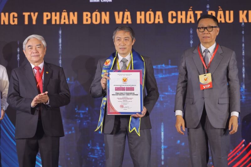 Đại diện PVFCCo nhận giấy chứng nhận Hàng Việt Nam chất lượng cao trong Lễ vinh danh