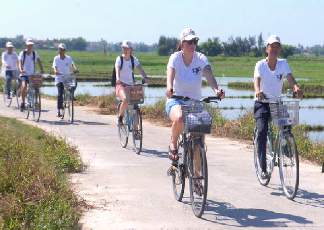 Cách phổ cổ Hội An chỉ từ 3km, du khách có thể đi xe đạp trên đường làng đến làng rau