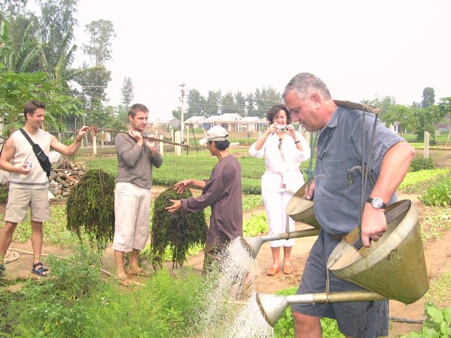 Du khách thích thú trải nghiệm làm nông dân