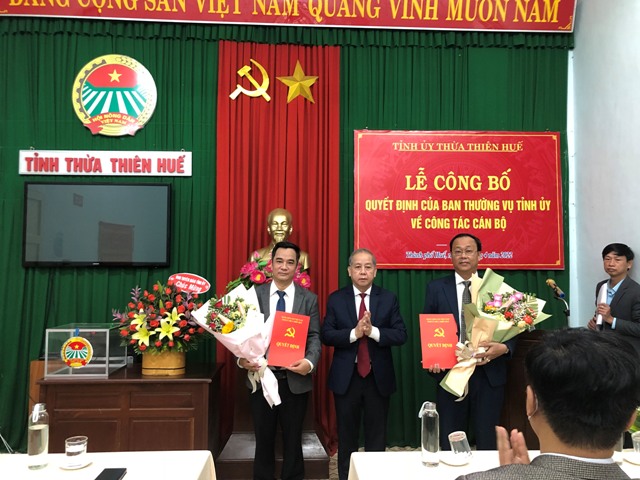 Quyết định điều động ông Nguyễn Chí Quang (trái) về Hội Nông dân và ông Hoàng Đăng Khoa (phải) về làm Phó Tổng biên tập báo Thừa Thiên Huế