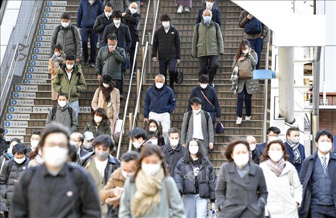 Người dân đeo khẩu trang phòng dịch Covid-19 tại Tokyo, Nhật Bản (Ảnh: Kyodo/TTXVN)