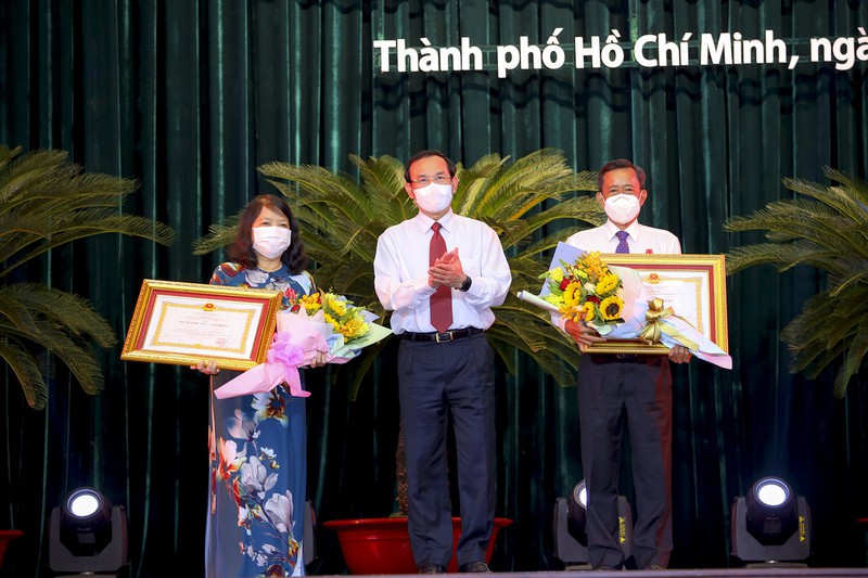 Bí thư Thành uỷ TP.HCM Nguyễn Văn Nên trao Huân chương lao động cho các cá nhân tiêu biểu