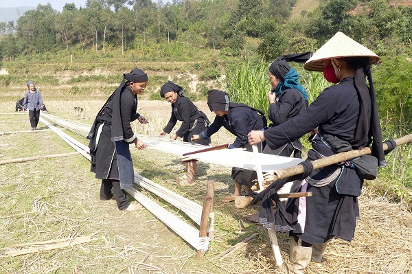 Phụ nữ người La Chí, Bắc Hà kéo sợi để dệt vải