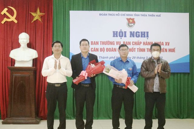 Ông Nguyễn Chí Tài- Trưởng Ban Dân vận Tỉnh uỷ (trái) chúc mừng ông Nguyễn Thanh Hoài (thứ 2 bên trái) được bầu làm Bí thư Tỉnh Đoàn