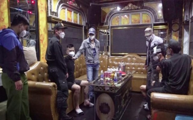Bắt giữ các đối tượng tổ chức, sử dụng trái phép chất ma túy tại quán Karaoke & Hottel King (ảnh Công an).