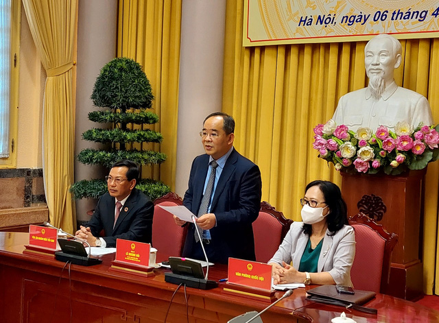 Chủ nhiệm Văn phòng Chủ tịch nước Lê Khánh Hải công bố Lệnh của Chủ tịch nước. Ảnh VGP/Nguyễn Hoàng